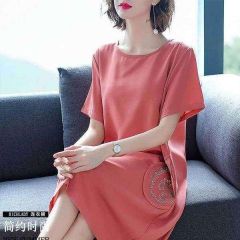 Plus-size women's summer clothing: stylish dresses for curvy ladies and plus-size women&mdash;perfect for hiding the tummy and creating a slimming effect. These Western-style dresses are ideal for fuller-figured women.