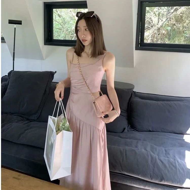 不規則褶皺吊帶連衣裙女2025春夏季新款高級輕奢收腰顯瘦長款裙子