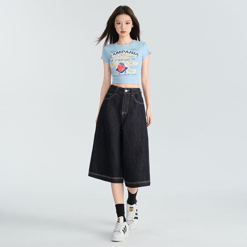 Real shot of 2025 spring and summer fashion trends for women with dark blue cropped jeans