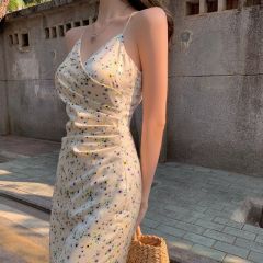 冷淡風復古時尚女神性感露背吊帶裙2025夏季褶皺碎花超仙連衣裙