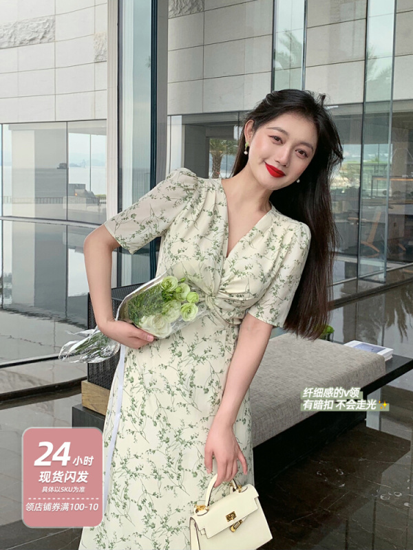 林關關 溫柔風ins綠色碎花裙V領茶歇連衣裙短袖收腰雪紡a字裙夏季