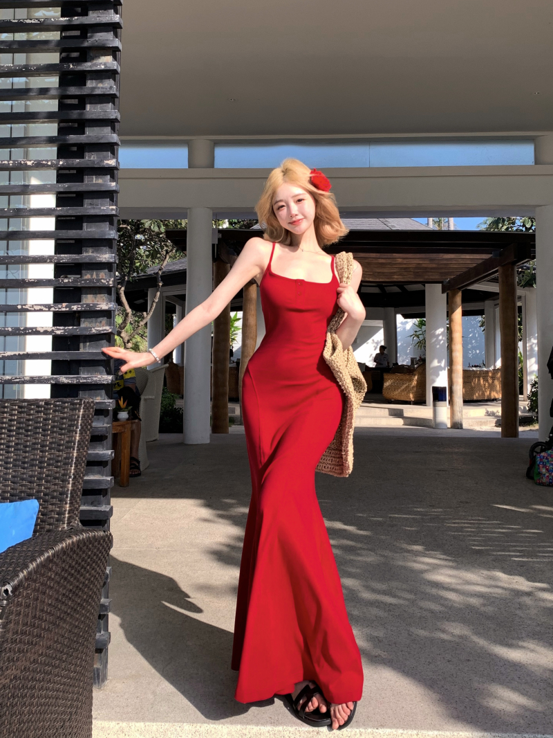 Real shot of red waist-hugging knitted suspender dress with hot girl hip-packing long skirt