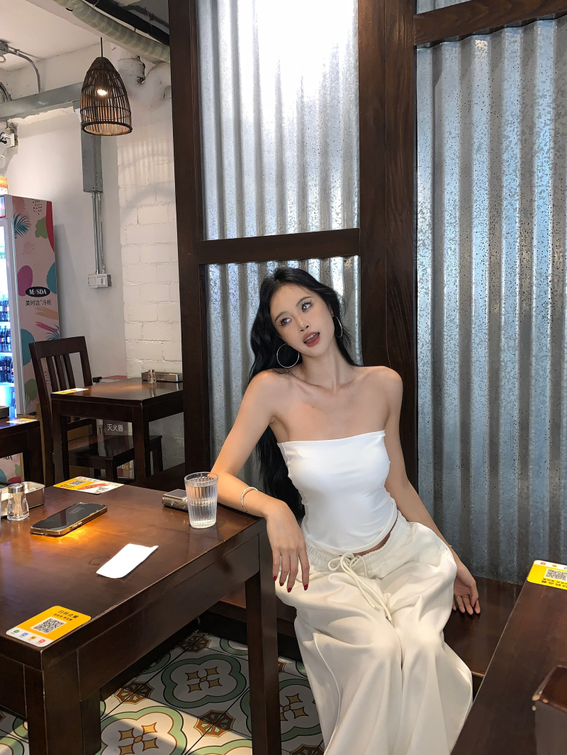 Real shot, fashionable IG blogger style, white one-shoulder vest, hot girl with waistband, backless strapless top