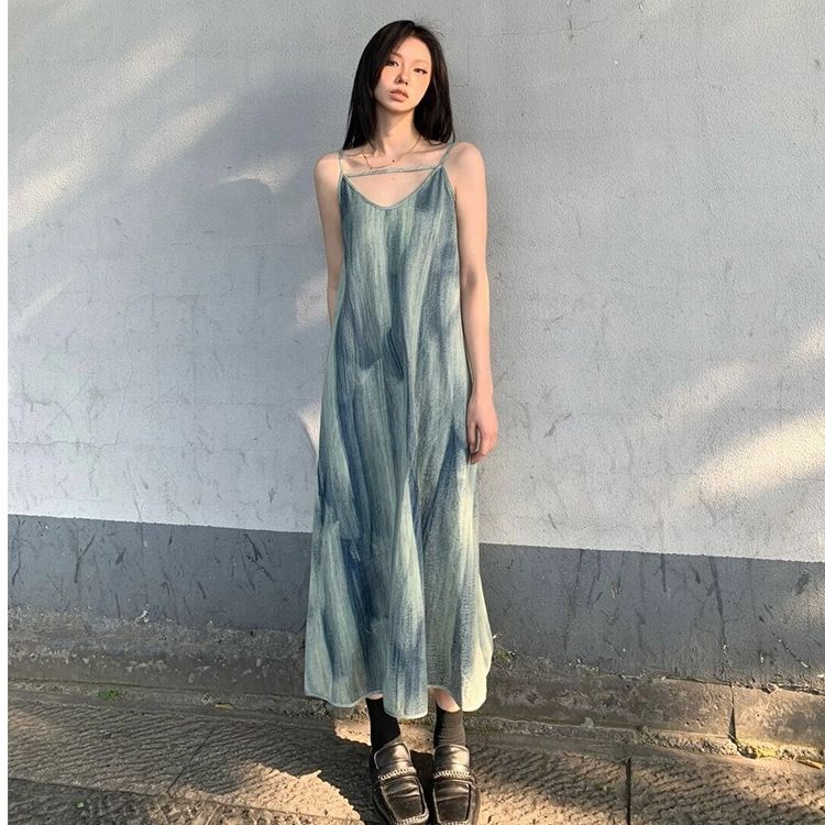 暈染藍色漸變吊帶連衣裙夏日多巴胺穿搭女夏V領顯瘦森系長裙