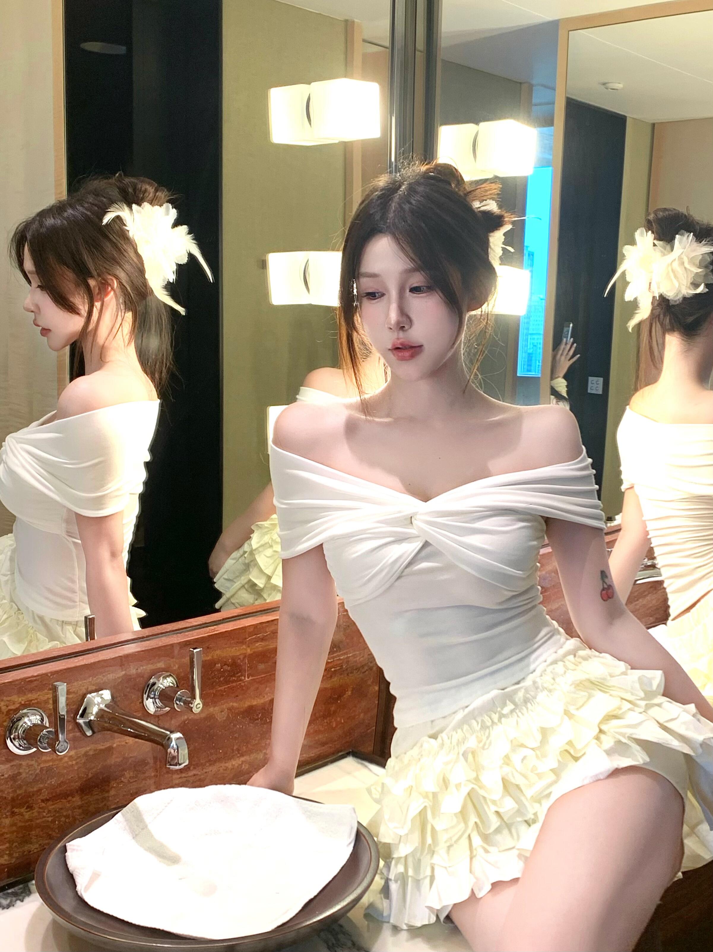 Real shot, folded kink stacked feeling, one-shoulder short-sleeved T-shirt, hot girl design, slim body clothes
