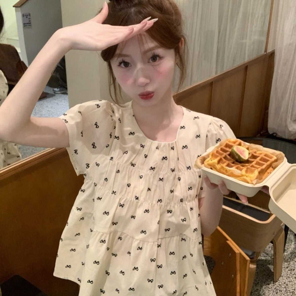 蝴蝶結印花圓領短袖襯衫女夏新款寬鬆顯瘦設計感褶皺別致甜美上衣