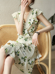 2025一條讓你優雅的經典茶歇 冷香沁人梔子花 交叉V領真絲連衣裙