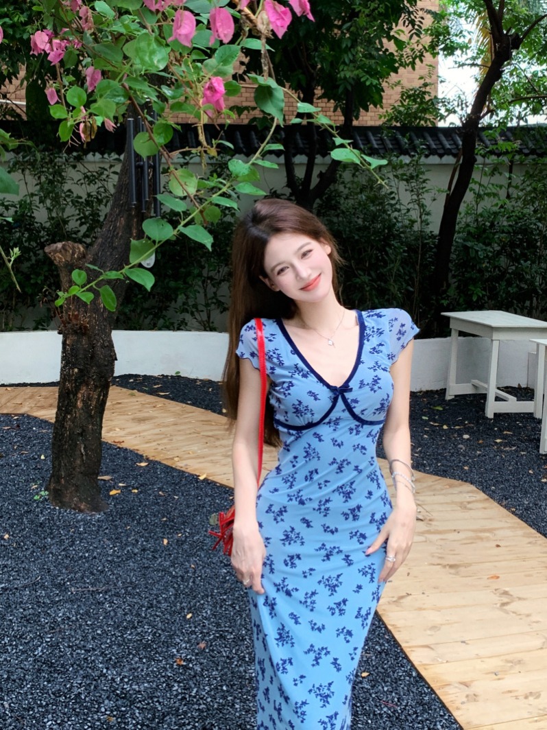 Real shot of retro deep V-neck floral dress with waist-hugging slim long skirt