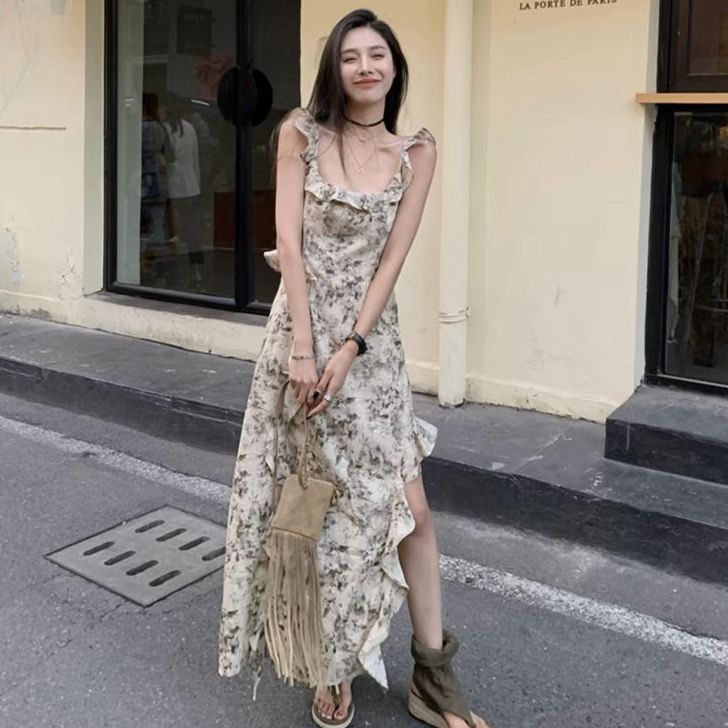 溫柔度假風法式高級感不規則碎花吊帶連衣裙女夏氣質顯瘦海邊長裙