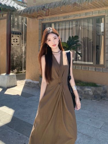 Light-fashioned style design-feeling kink sleeveless dress for women in summer 2025 new French temperament slim long skirt