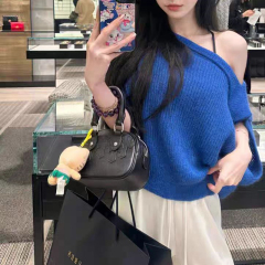 氣質名媛別致斜肩針織衫女2025新款法式寬鬆百搭藍色露肩無袖上衣