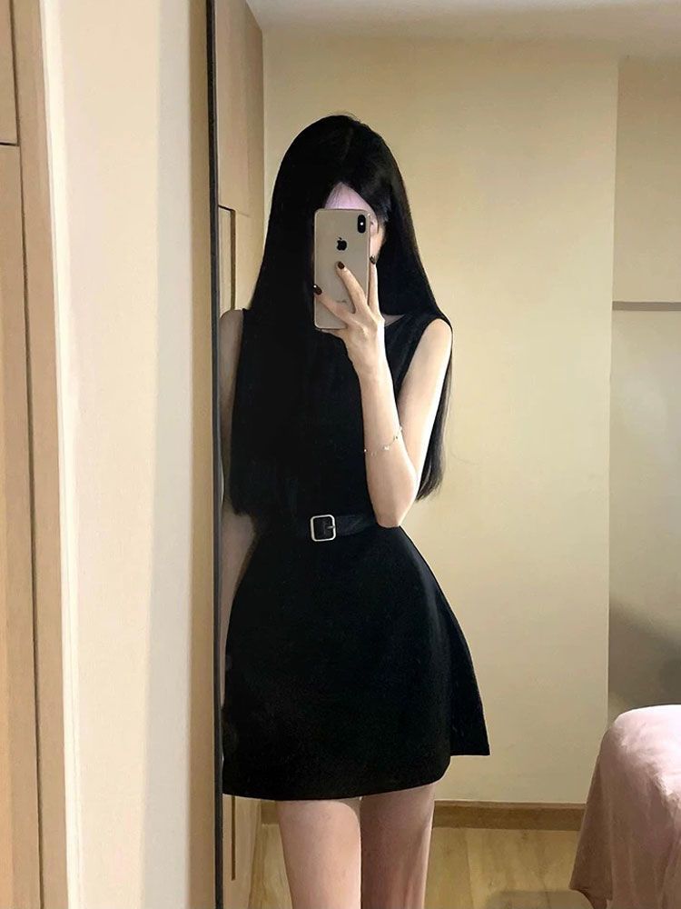 2025 new pure black sleeveless vest dress for women with small body, high-end feel, waist-hugging and slimming temperament