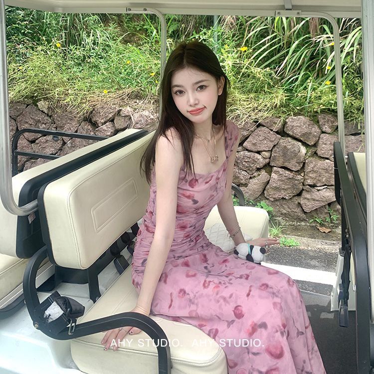 海邊度假粉色碎花吊帶連衣裙女2025夏季新款修身氣質絕美無袖長裙