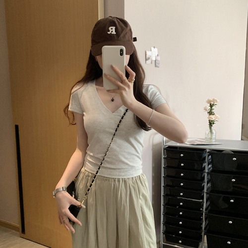 Real photos of hot girls V-neck, front shoulder slim short-sleeved T-shirt for women in 2025 new niche design slim top