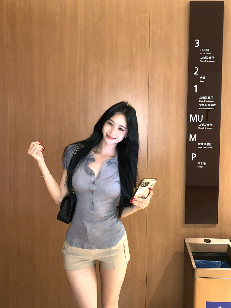 Real shot of spring and summer right-angle shoulder waist-hugging short-sleeved T-shirt top + retro high-waisted slimming tight stretch shorts