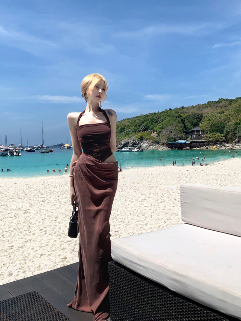 Real shot of European and American sexy mesh spliced ​​halter neck hollow pleated slim design slim long skirt