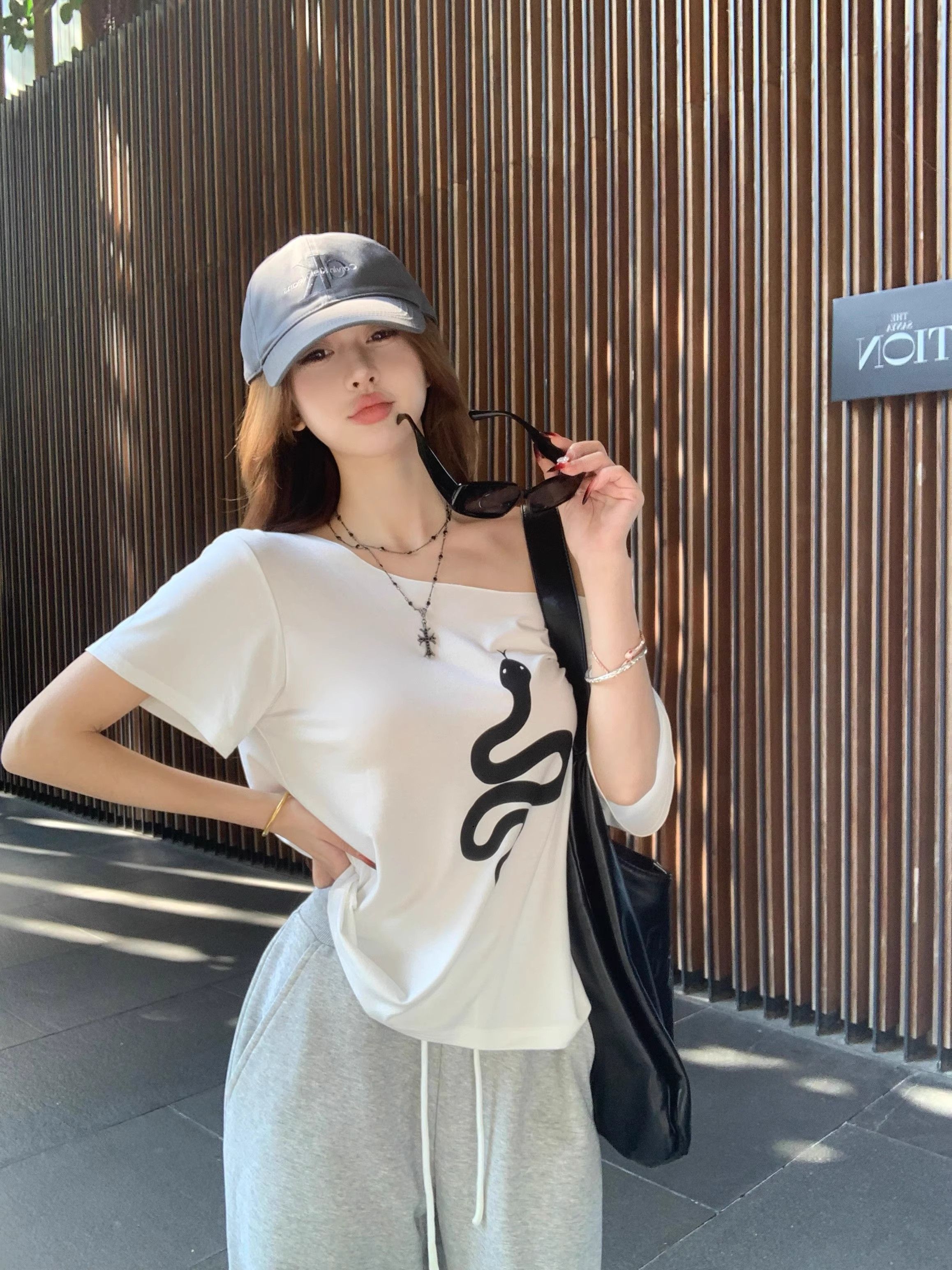 Little snake printed off-shoulder short-sleeved T-shirt for women in summer loose white design hot girl chic unique versatile top