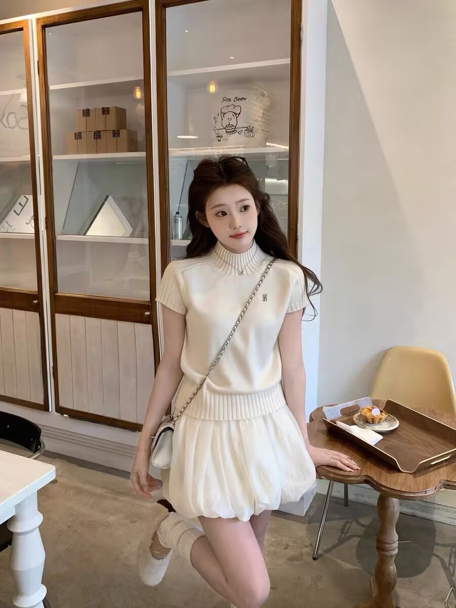 Apricot half-high round neck Korean short-sleeved T-shirt for women in summer 2025 new super beautiful gentle lazy style top trendy