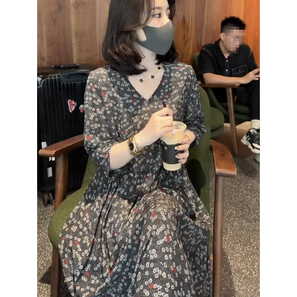 a字V領碎花連衣裙女2025春夏新款高級感氣質顯瘦高腰驚艷長款裙子