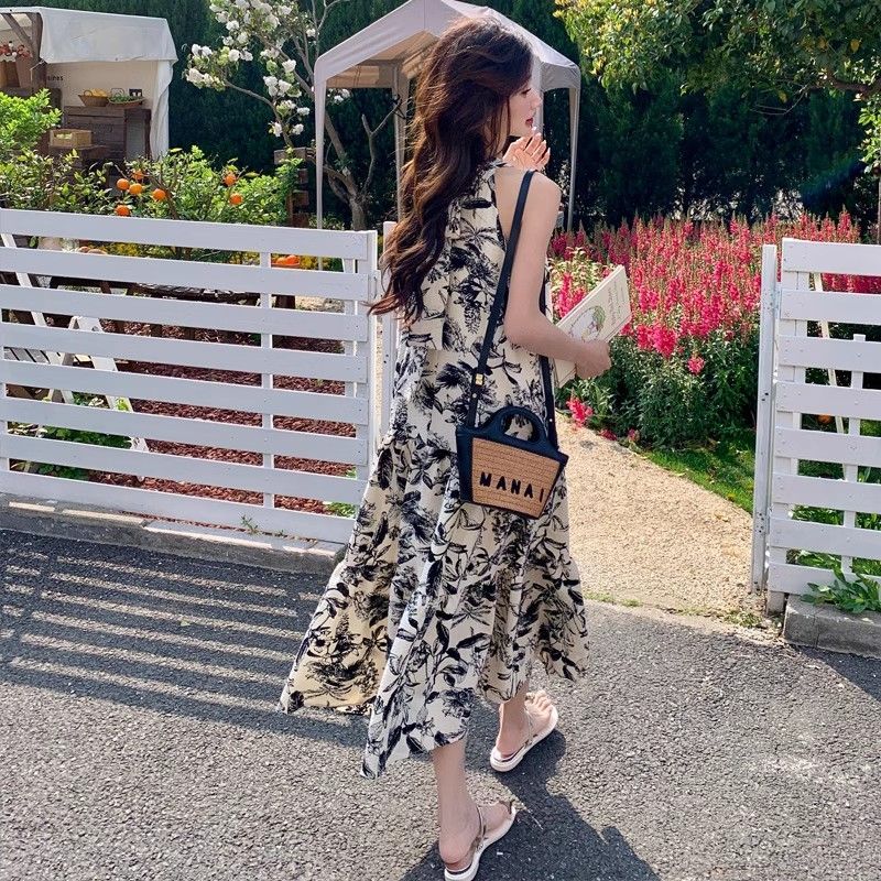 夏季水墨畫掛脖連衣裙女2025新款小心機無袖露肩顯瘦吊帶初戀長裙