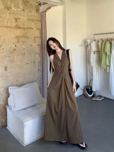 Light-fashioned style design-feeling kink sleeveless dress for women in summer 2025 new French temperament slim long skirt