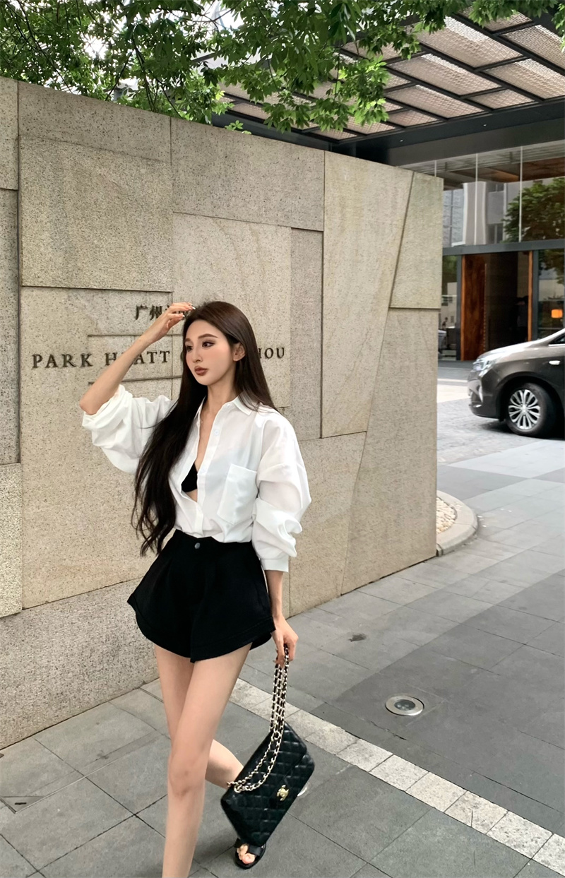 Real shot, fashionable, simple, basic and fashionable white shirt + high-waisted black shorts