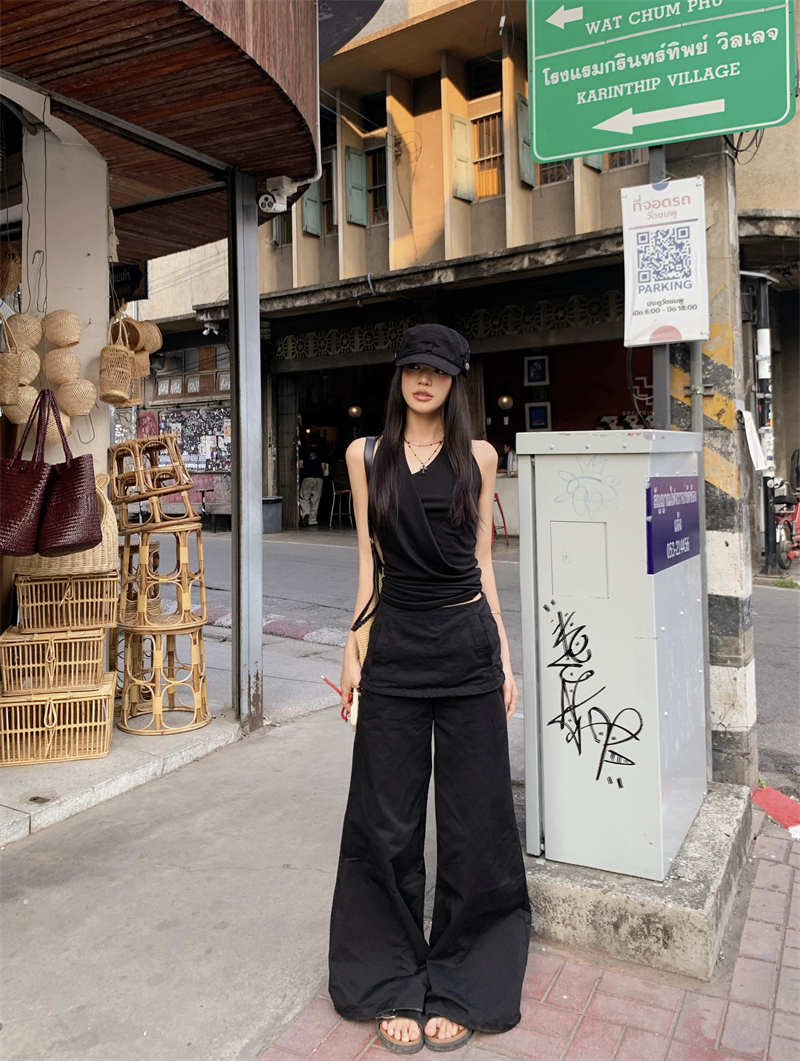 實拍  復古高級感掛脖黑色無袖T恤+黑色假兩件屁簾休閒褲套裝