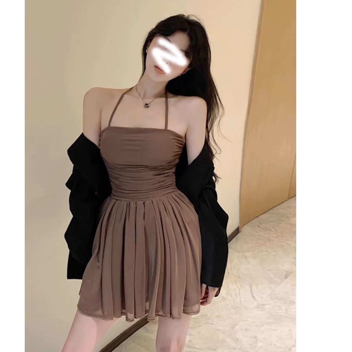 粉色低領吊帶連衣裙女夏季精緻時尚高端氣質千金收腰包臀短裙
