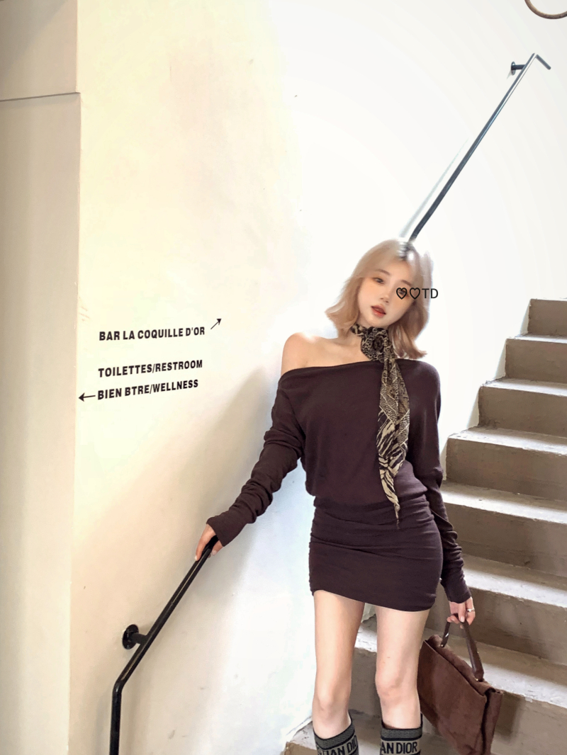 Real shot of pure hot girl with a side shoulder dress with slim slim knitted hip-pack skirt