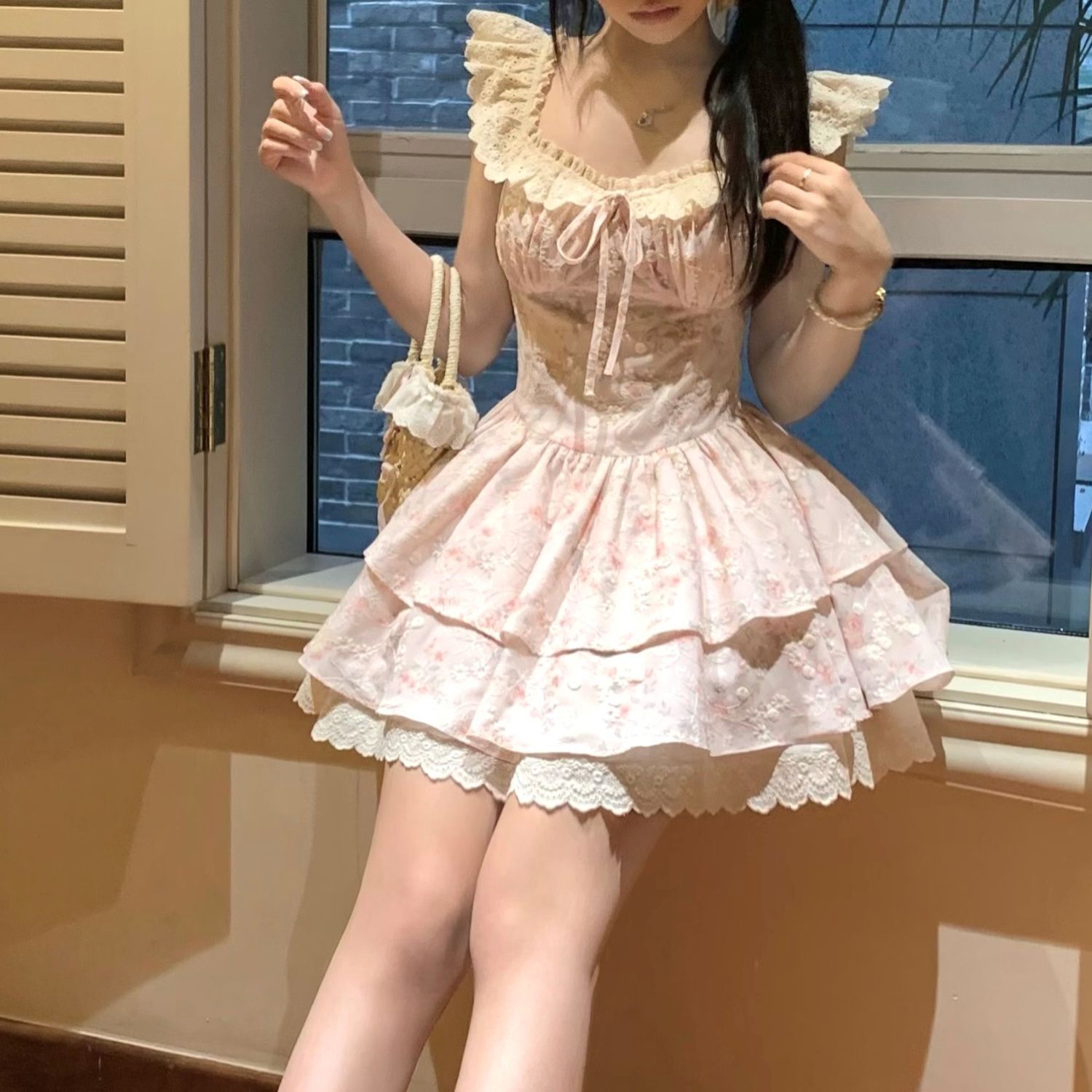 2025甜美小飛袖溫柔碎花收腰修身顯瘦方口領短款連衣裙