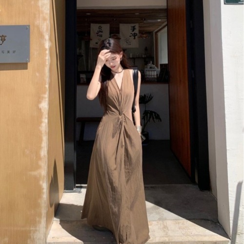 Light-fashioned style design-feeling kink sleeveless dress for women in summer 2025 new French temperament slim long skirt