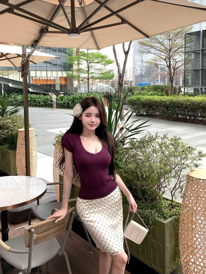 Real photos of the Royal Sister Pure V-neck Knitted Short-sleeved T-shirt with waist-retracted slim bottoming shirt top