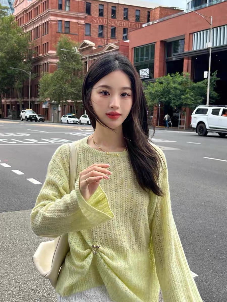 Sweet green temperament thin long-sleeved sweater for women in spring gentle round neck pullover sunscreen top wear