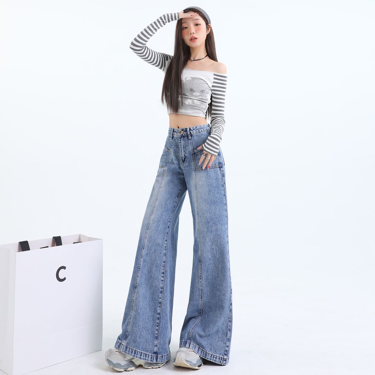 Real shot of 2025 spring fashion wide-leg flared jeans for women loose slimming split line flared trousers