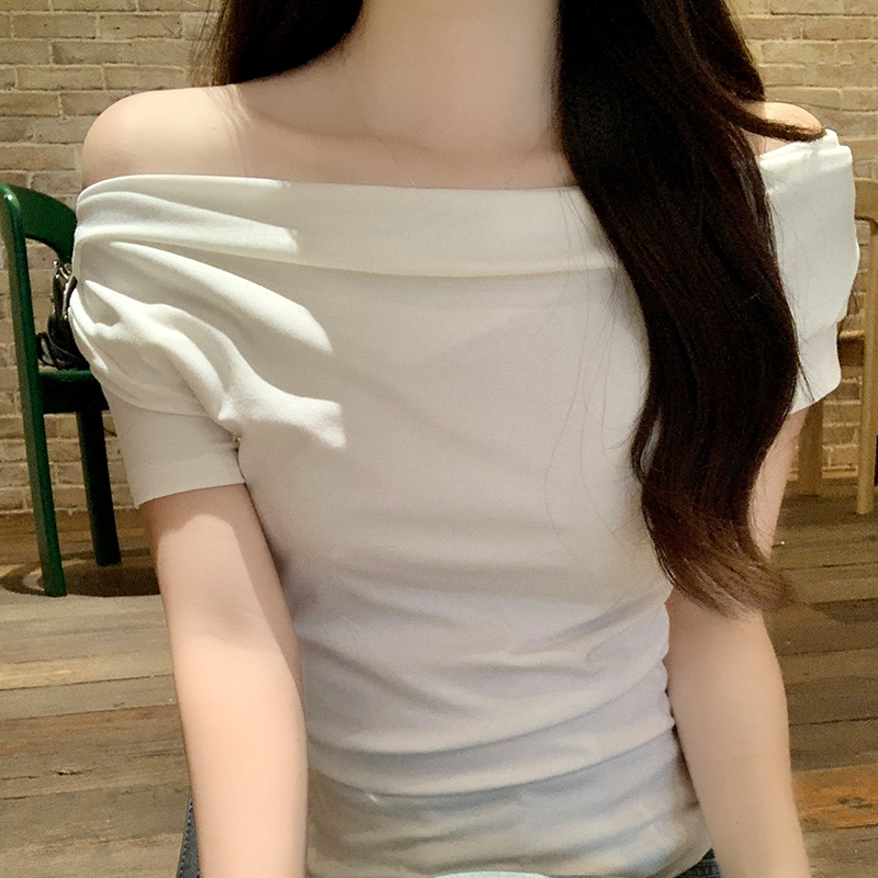 Real photo of one-length neck pure desire short-sleeved T-shirt for women in summer 2025 new design leak-sensitive collarbone short top