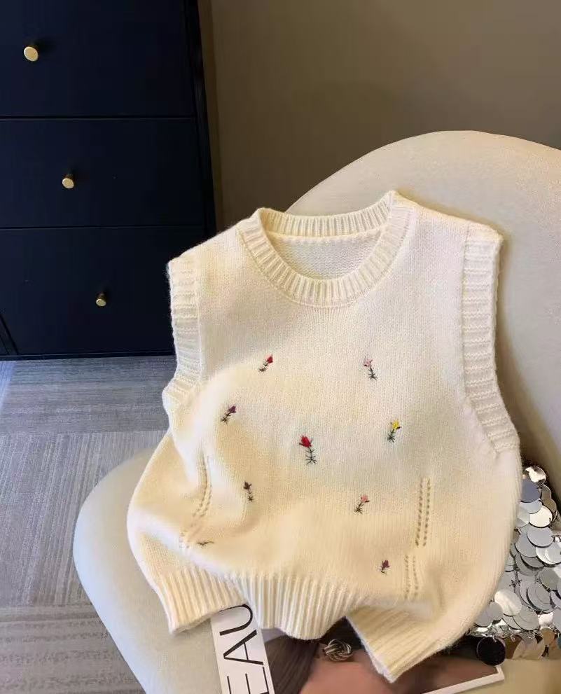 2025 New Gentle Round Neck Embroidered Floral Knit Sweater for Women, Early Spring Layering Fashionable Soft Soft Vest