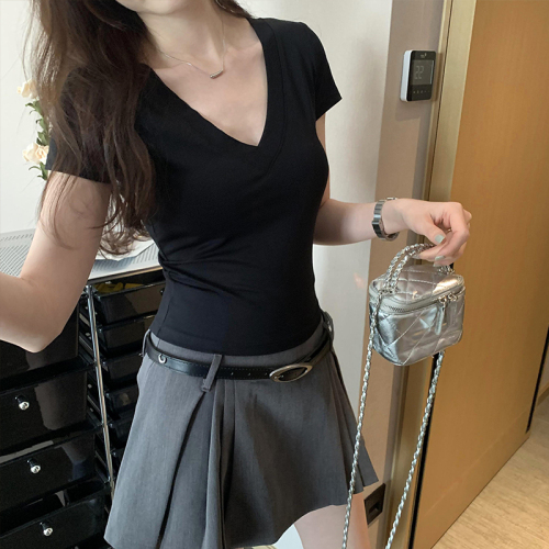 Real photos of hot girls V-neck, front shoulder slim short-sleeved T-shirt for women in 2025 new niche design slim top