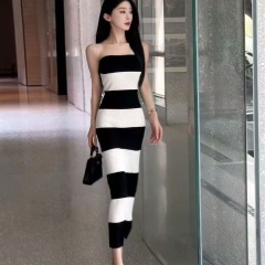 2025韓系夏季時尚黑白針織條紋長款一字領收腰包臀抹胸連衣裙