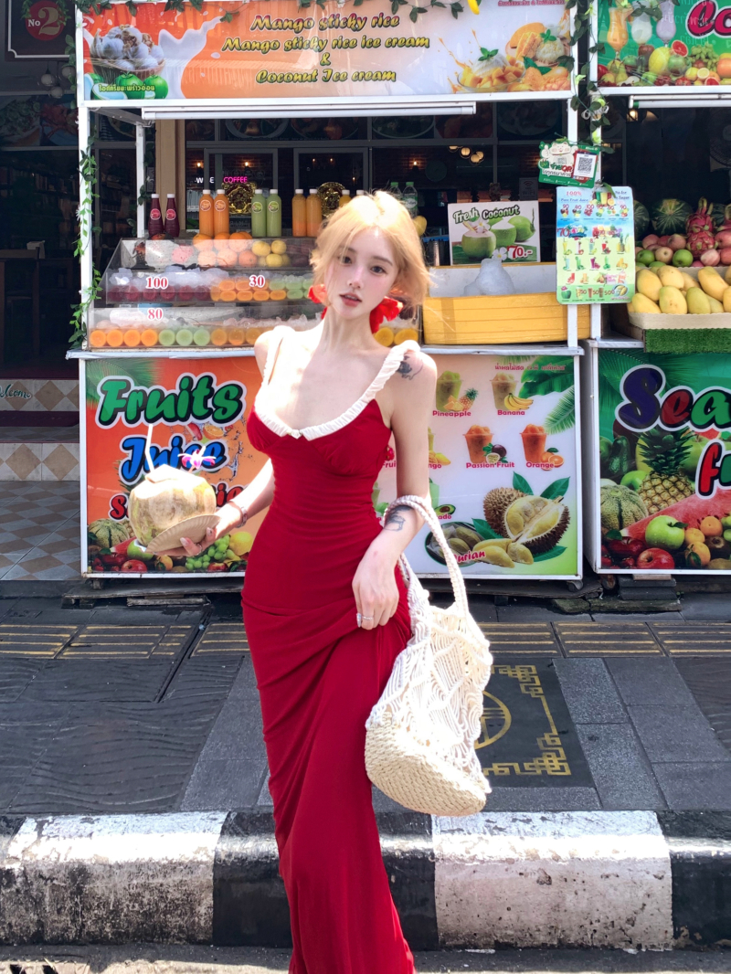 Real shot of Yu Shuxin's French spliced ​​pleated holiday style slim suspender dress with long skirt