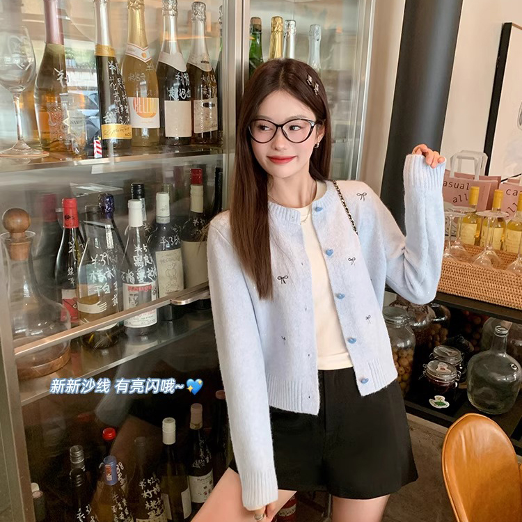 曾小咸 軟糯百搭淺藍色圓領開衫上衣女2025春顯瘦蝴蝶結繡花毛衣