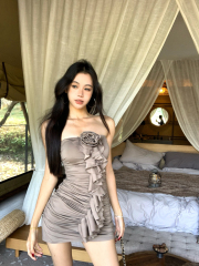 Real shot of high-end camel pleated flower hot girl strapless hip skirt