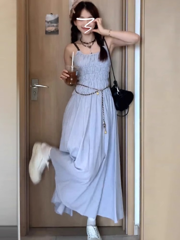 藍色吊帶連衣裙子女裝夏季2025新款法式海邊度假風沙灘收腰長裙子