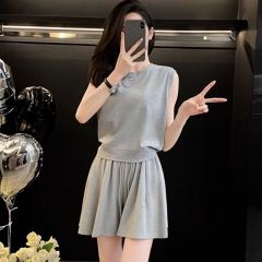 Salt-style light mature casual sport set for women, summer 2025 new gray sleeveless top with high-waisted shorts, two-piece set