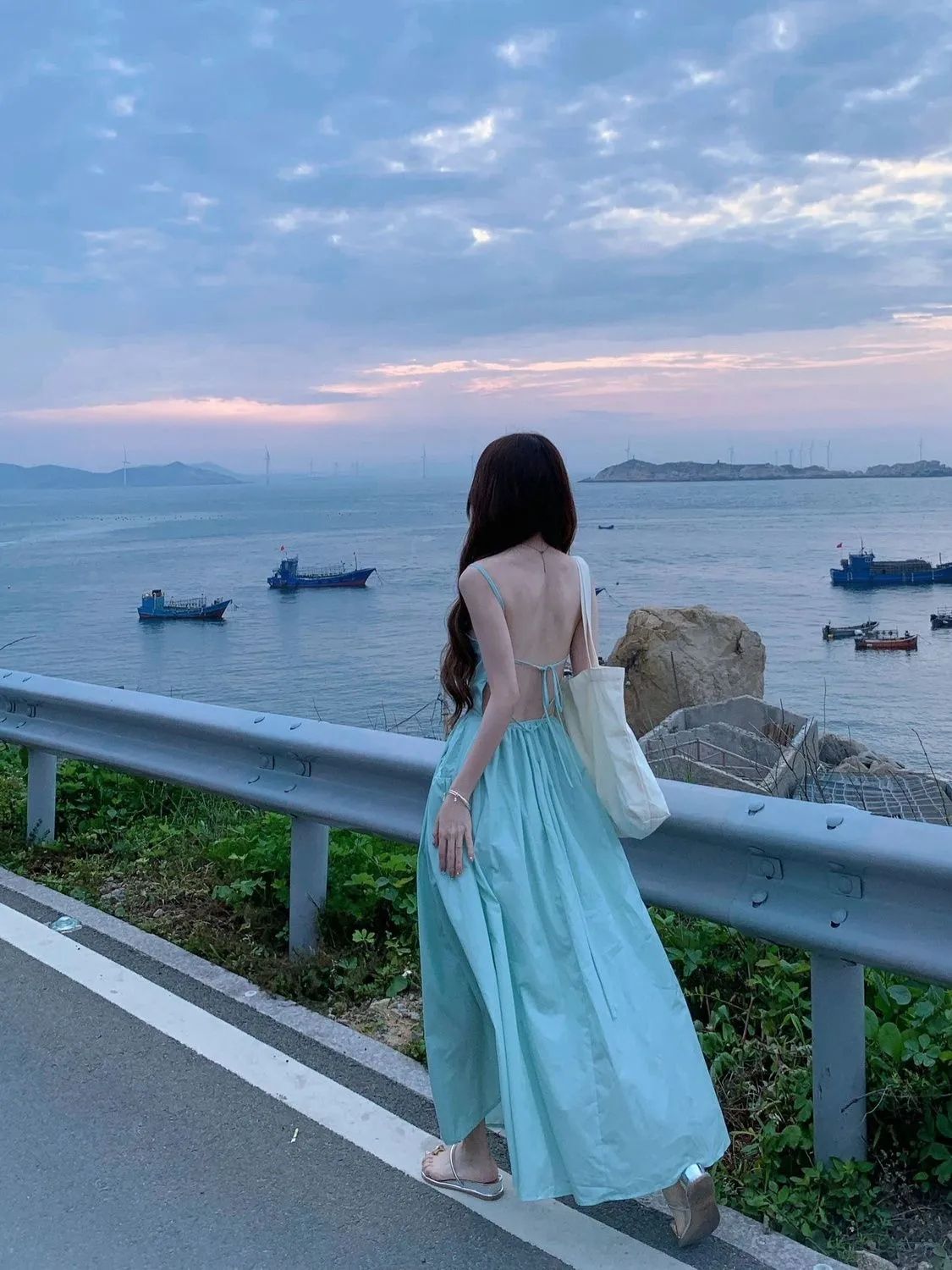 Pure spring and summer new blue suspender dress 2025 new waist-hugging slim temperament lace-up backless long skirt