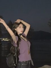 XIAOLIN sauce Small man design V-neck knitted slim sweet and spicy purple shoulder T-shirt