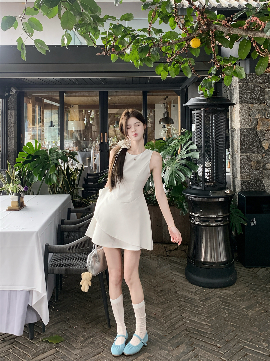 Real shot of new white moonlight sleeveless temperament slim dress short skirt