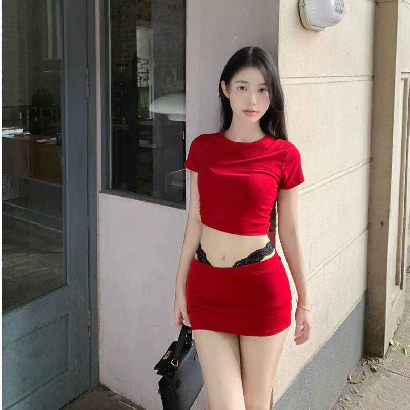 2025 new red pure sexy slim T-shirt top for women in summer hot girl with hip slim short skirt two-piece set