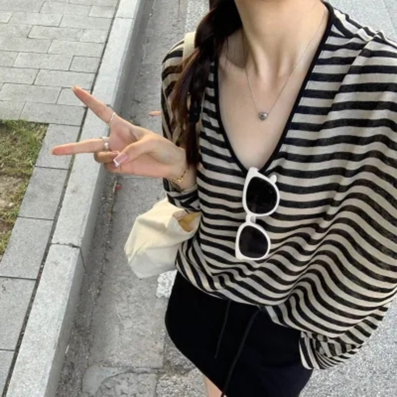 Contrast color striped round neck long sleeve T-shirt air conditioning shirt for women in summer, small loose sunscreen top thin