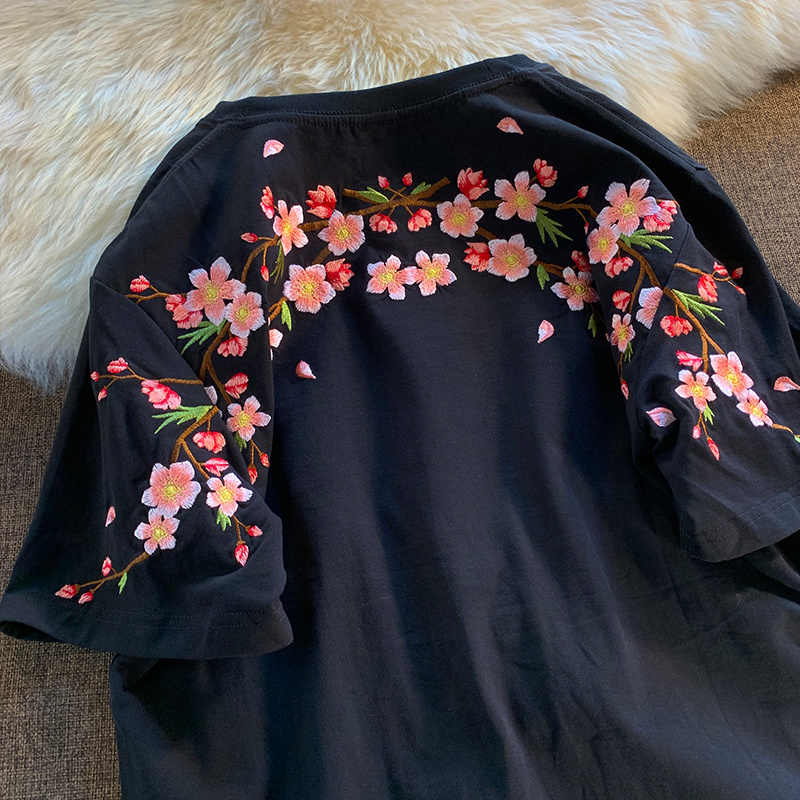 High-end niche design Heavy industry embroidered flower T-shirt tops for men and women summer loose chic couple short-sleeved tee