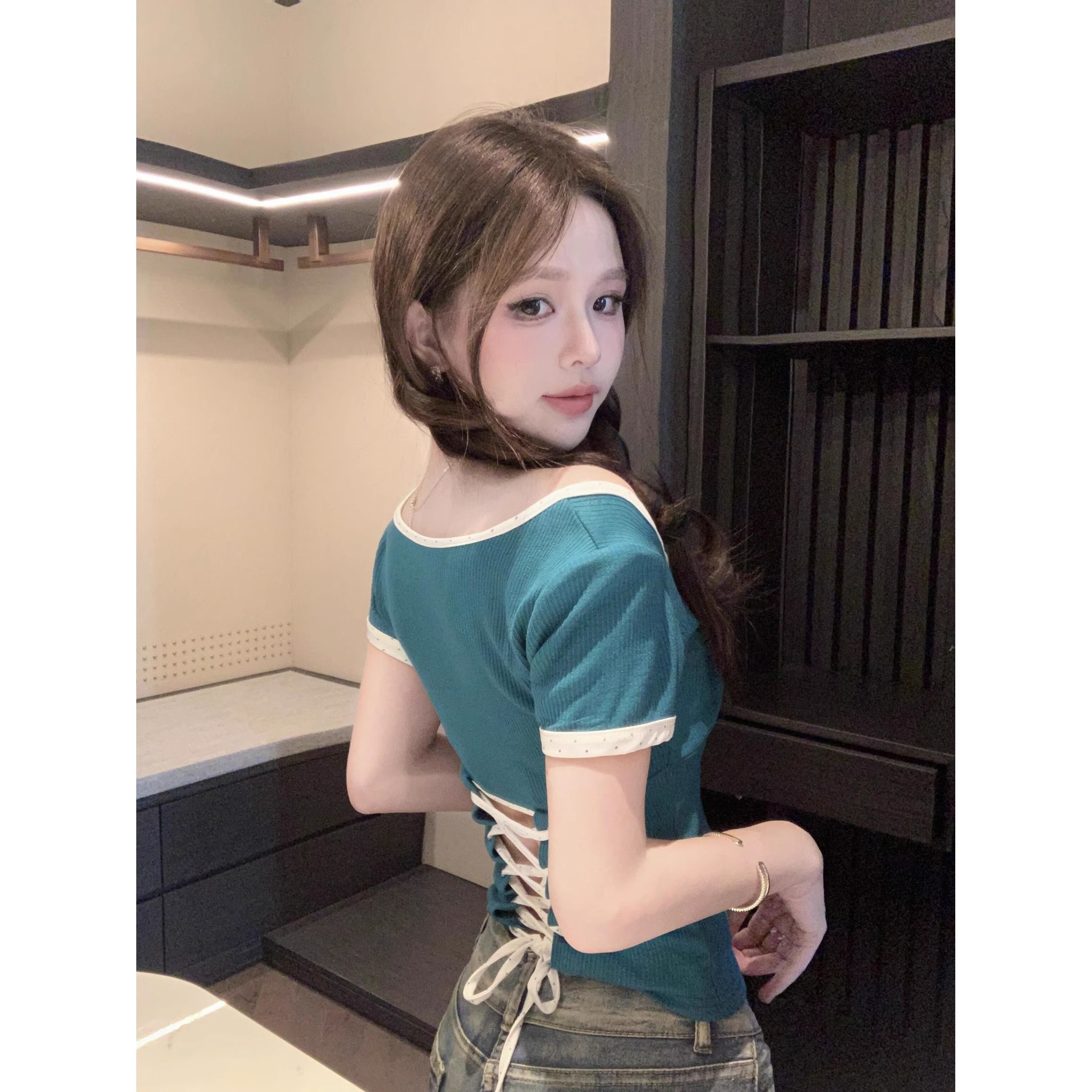 Hot girl contrasting color splicing short sleeves shoulder T-shirt for women in summer straps and backless slim design short base top